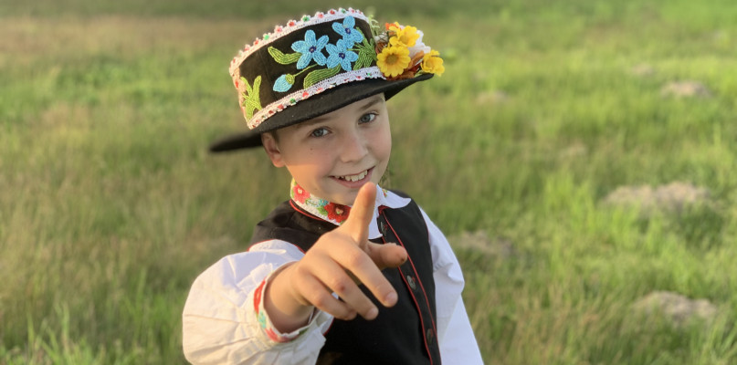 Karol z dumą ubrał wełniak na swoją Komunię Świętą w parafii w Nieborowie. fot. Sylwia Dąbrowska 