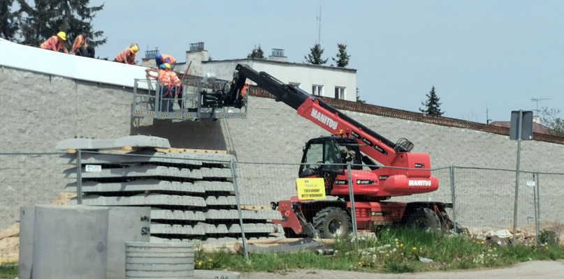 Wiadukt w Łowiczu - układanie okładzin na szczycie ściany oporowej nasypu.fot. tb/NL