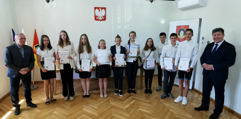 Głowno. Uczniowie z najwyższą średnią za rok szkolny 2021/2022.