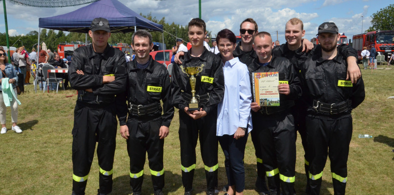Zwycięska drużyna grupie A - OSP Różyce z panią wójt Agnieszką Wojdą. 