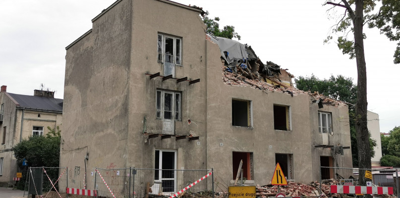 Łowicz. Prace rozbiórkowe kamienicy na rogu ulic Akademickiej i Nowej. fot. tb/NL