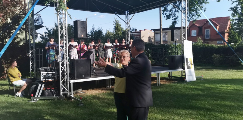 Seniorzy z Klubu Seniora Radość ruszyli do tańca w czasie występu Kocierzewianek.   