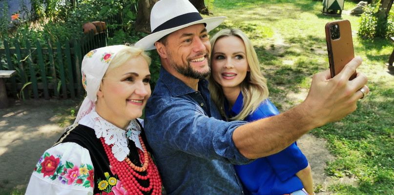 Łowicz. Pierwszy gość TVP Info, twórczyni ludowa Anna Staniszewska oraz prowadzący  program: Anna Bogusiewicz i Maciej Dolega.