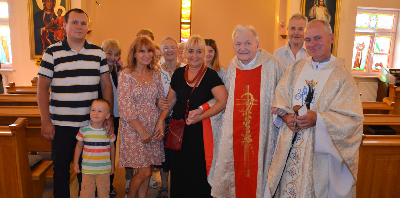 Ks. Ludwik Wnukowicz (trzeci z lewej) w kaplicy Domu Księdza Kapłana Seniora w Sochaczewie, po mszy św. w intencji 88-letniego kapłana. Fot. Mirosława Wolska-Kobierecka