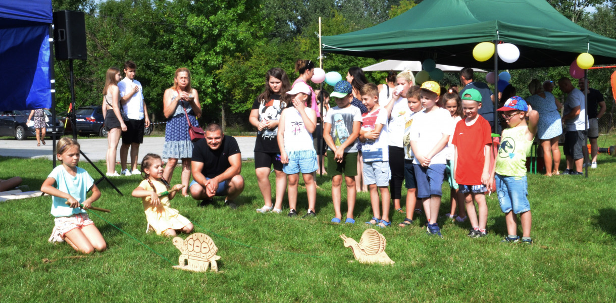 Jeden z konkursów, które przeprowadził wodzirej Arek nazywa się "Wyścig ślimaka z żółwiem".  
