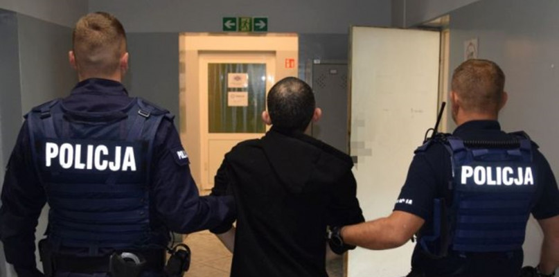 Policjanci prowadzą zatrzymanego 33-latka z Łowicza. fot. KPP Łowicz