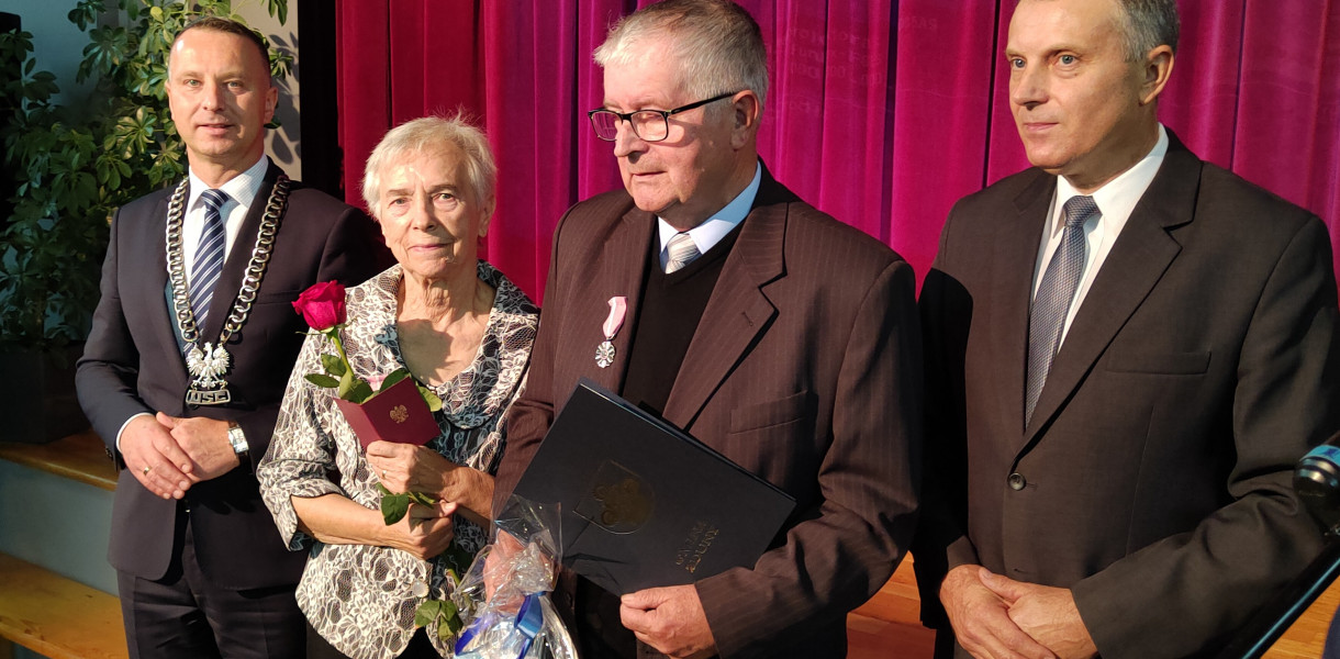 Każda z par zapozowała do zdjęcia z wójtem Krzysztofem Skowrońskim (z lewej) oraz przedowniczącym Rady gminy Zduny Wiesławem Dałkiem (z pawej). 