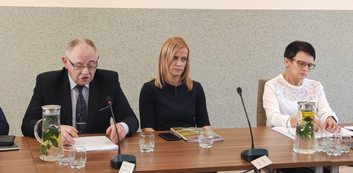 Skarbnik gminy Bielawy Dorota Kubiak (po środku) podczas sesji Rady Gminy Bielawy 9 listopada. 