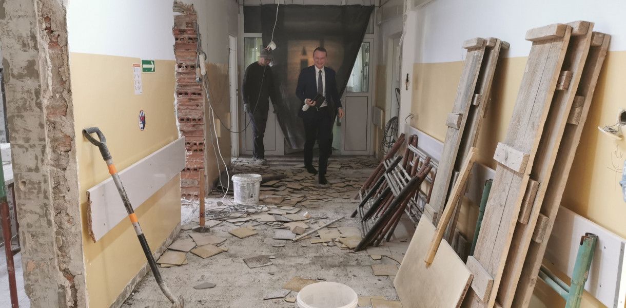 Tak wygląda korytarz na parterze szpitala w Łowiczu. 