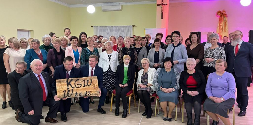 Pamiątkowe zdjęcie uczestników uroczystości. 