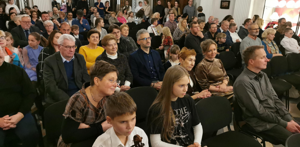 Publiczość zapełniła wszystkie miejsca w sali barokowej w muzeum.