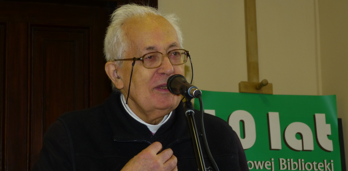 Ks. Stefan Wysocki w Powiatowej Bibliotece Publicznej w Łowiczu, podczas jubileuszu jej 10-lecia. Fot. Mirosława Wolska-Kobierecka/Archiwum NŁ