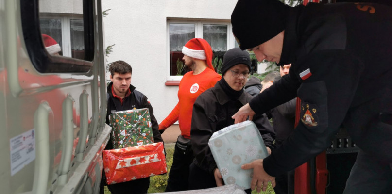 Szlachetna Paczka w Łowiczu. Ładowanie darów na jeden ze strażackich samochodów. fot. tb/NL