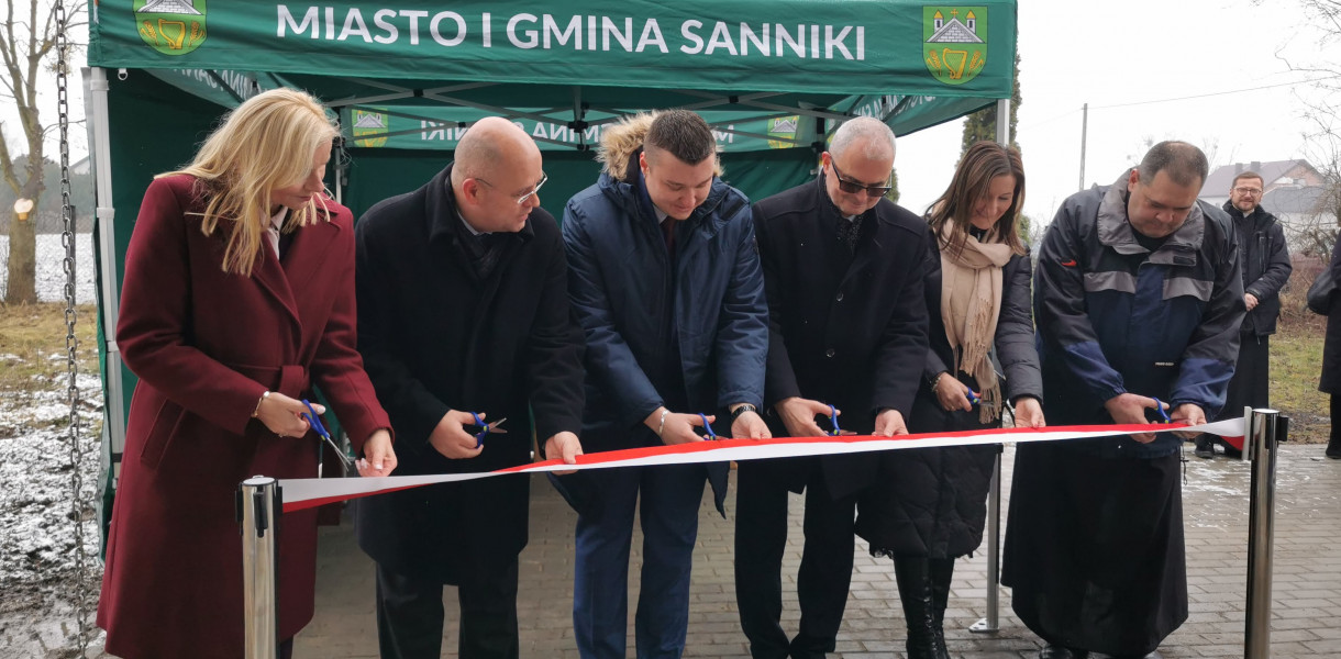 Przeciecie wstęgi przed wejściem do SUW w Sannikach.