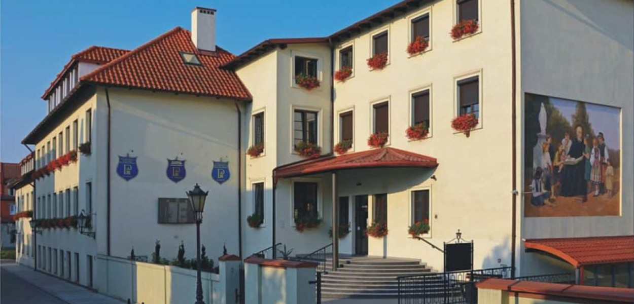 Nowa część ma przylegać do ściany, na której widoczne są tarcze szkolne, powstanie w linii chodnika. Widoczne wejście do szkoły zostanie zachowane.