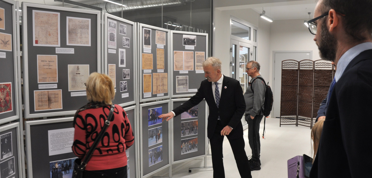 Otwarcie wystawy w Miejskiej Bibliotece w Łowiczu. fot. Jacek Rybus, Urząd Miejski w Łowiczu