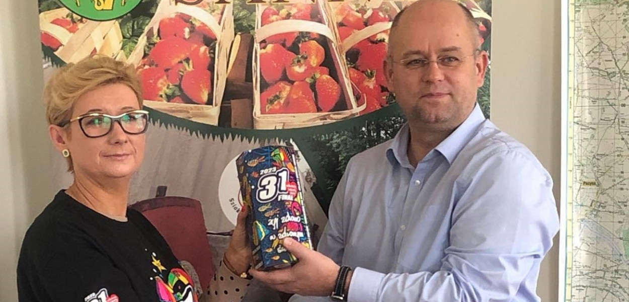 Szefowa sztabu WOŚP w Sannikach Barbara Golus przekazała puszkę m.in. burmistrzowi Gabrielowi Wieczorkowi. Puszka ta jest wystawiona w urzędzie. Fot. Miejsko-Gminny Ośrodek Kultury w Sannikach