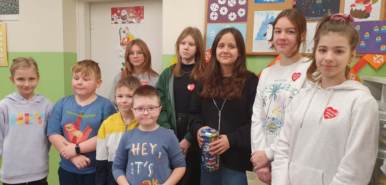 Zbiórka na WOŚP prowadzona był w łowickiej Dwójce przez Samorząd Uczniowski. Fot. Szkoła Podstawowa nr 2 w Łowiczu
