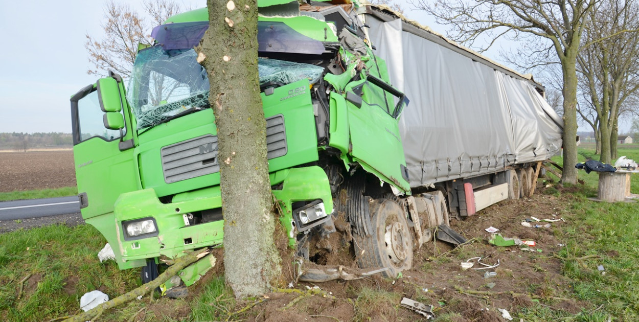 Kabina ciężarówki marki MAN uległa całkowitemu zniszczeniu. Na szczęście kierowca wyszedł z niej cało.
