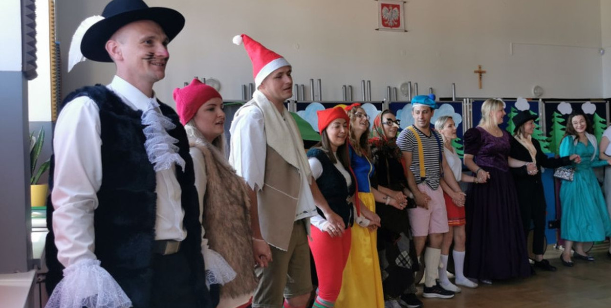 Rodzice występujący w przedstawieniu dla dzieci z Przedszkola w Bełchowie Osiedlu. fot. tb/NL