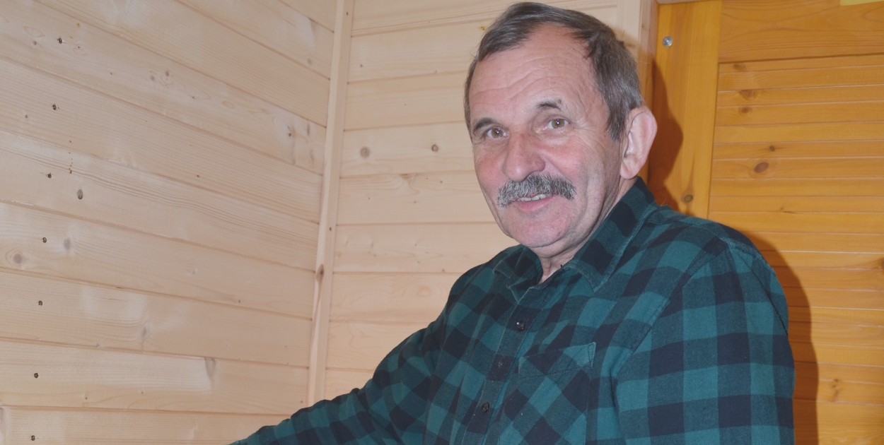 Jacek Kankiewicz w swoim apidomku. 