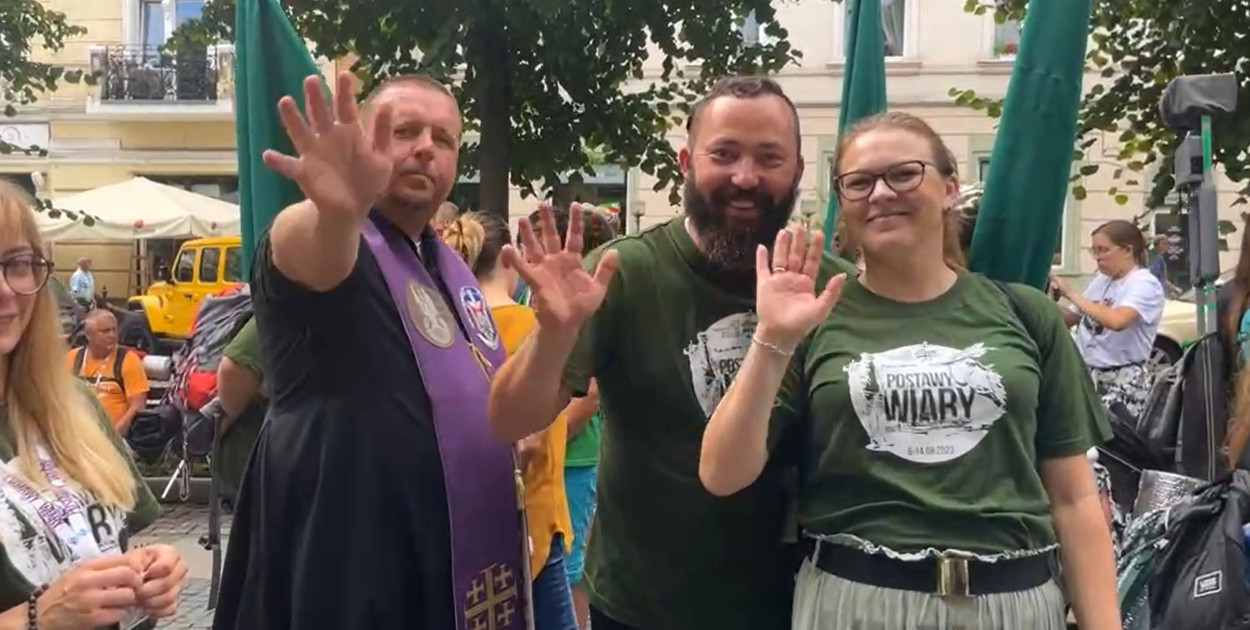 Ks. Jacek Zielński z pielgrzymami z grupy zielonej z Łowicza i okolicna ulicach Częstochowy. fot. ŁPPM