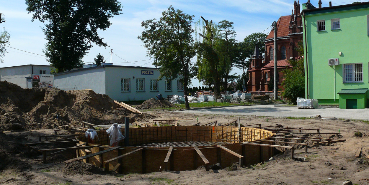 Prace prowadzone są z kilku stron budynku Urządu Gminy. Fot. Mirosława Wolska-Kobierecka