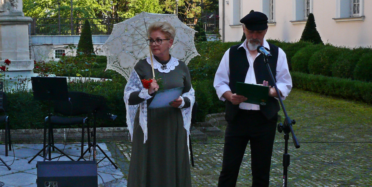 Prezeska Łowickiego Uniwersytetu Trzeciego Wieku Krystyna Kucharska i przewodnik PTTK, regionalista Zdzisław Kryściak ubrali się w stroje nawiązujące do epoki. 