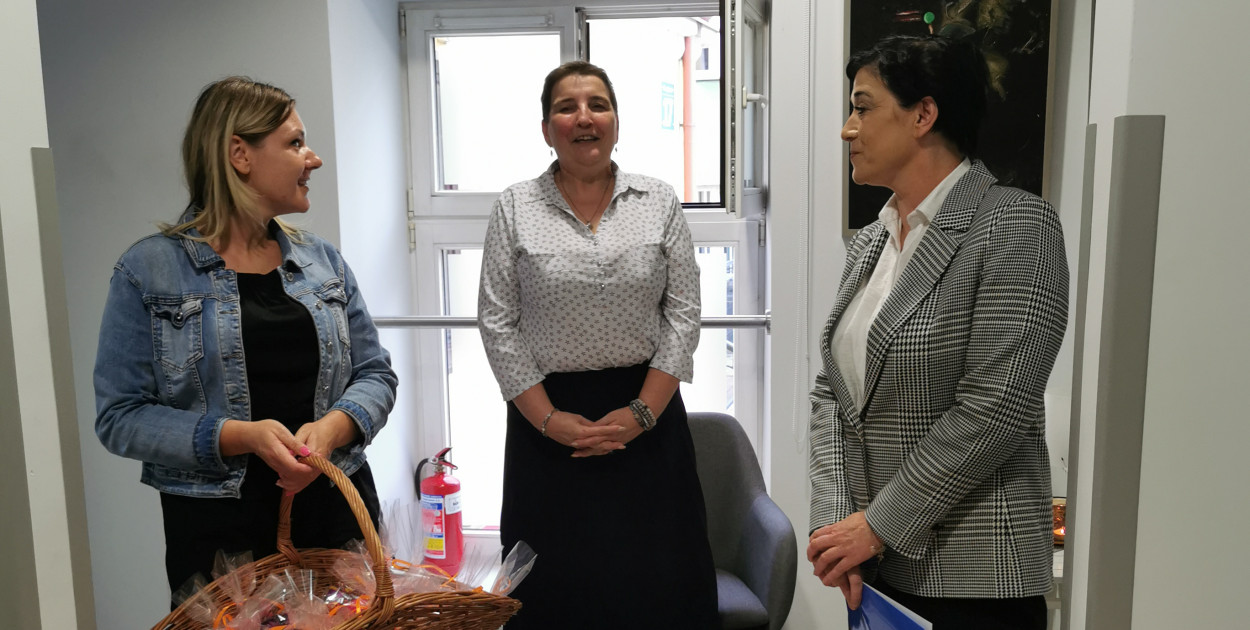 Magdalena Kołosowska - po środku, z organizatorkami spotkania z Centrum Promocji. Po prawo dyrektor Joanna Idzikowska, po lewo Karolina Antoniak.