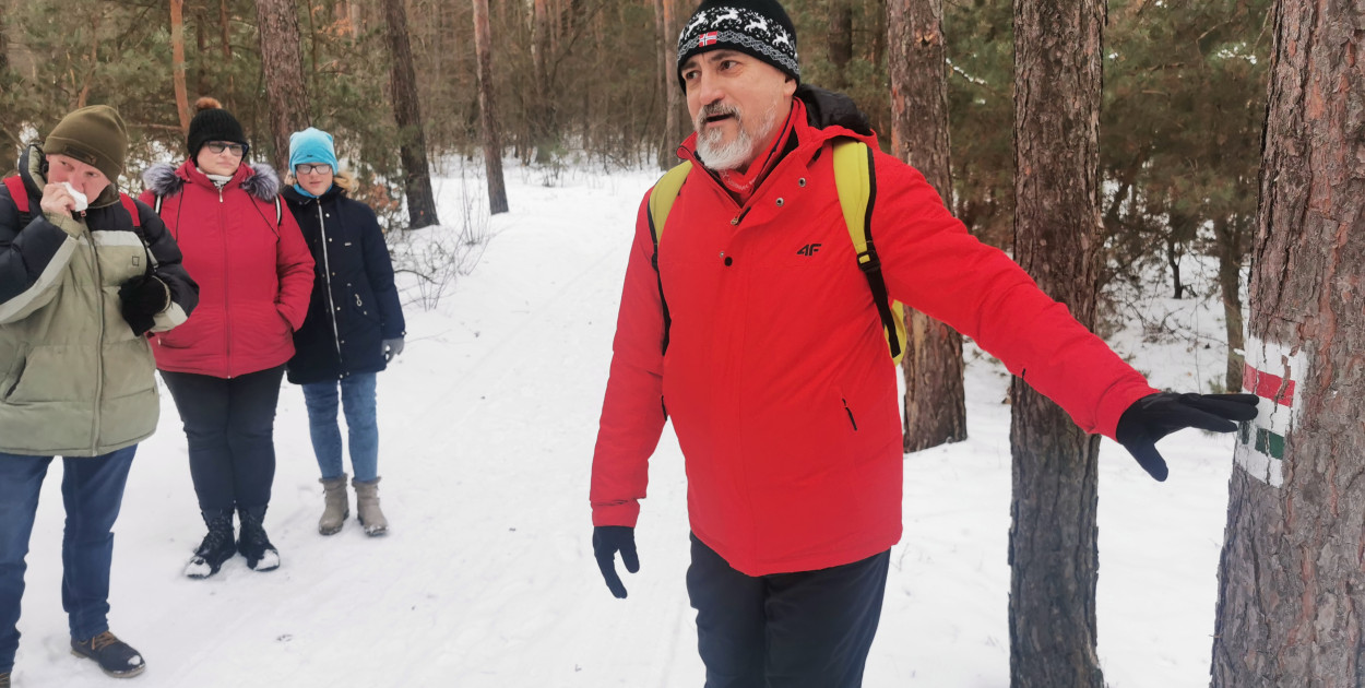 Spacer po lesie poprowadził Zdzisław Kryściak 