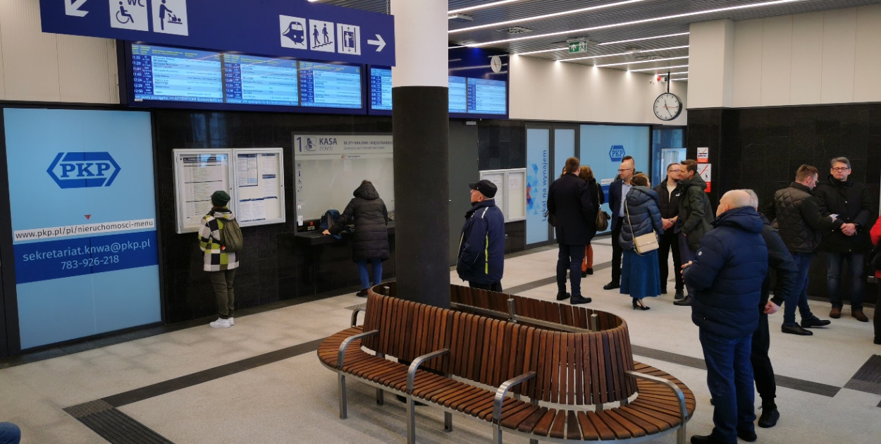 Wnętrze budynku dworca Łowicz Główny - poczekalnia. fot.tb
