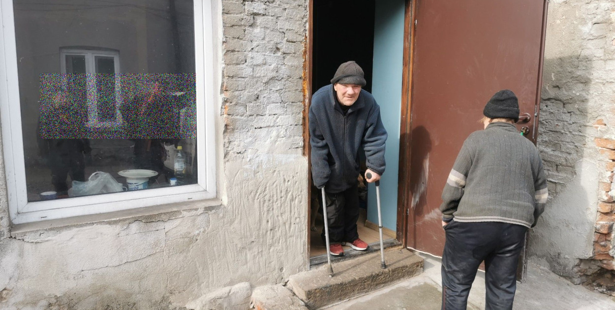 Pan Wojciech w drzwiach lokalu socjalnego. fot. tb/NL
