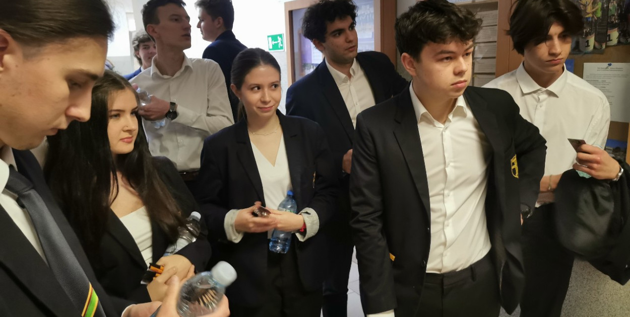 Przed wejściem na salę egzaminacyjną w Pijarskim LO w Łowiczu 