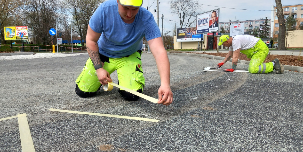 Trwa malowanie oznakowania poziomego na rondzie przy Medyku.fot. tb/NŁ