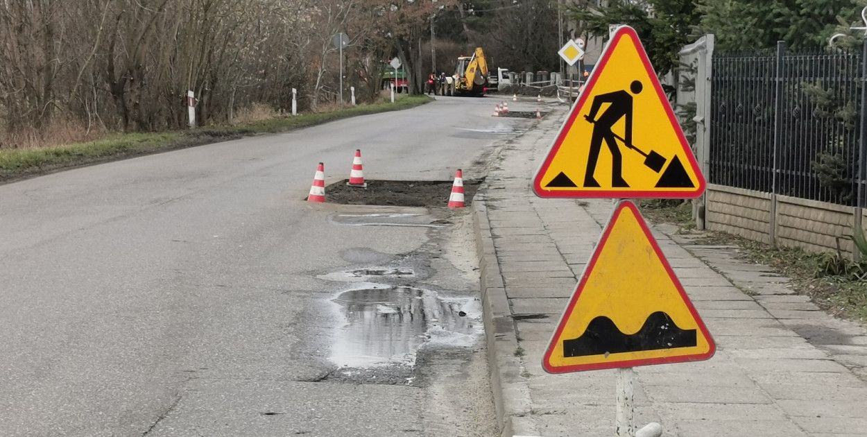 Ulica Nadbzurzańska w Łowiczu była remontowana wielotronie przez ZUK oraz ZUM, teraz czeka ją kompleksowa modernizacja. fot. tb/NŁ