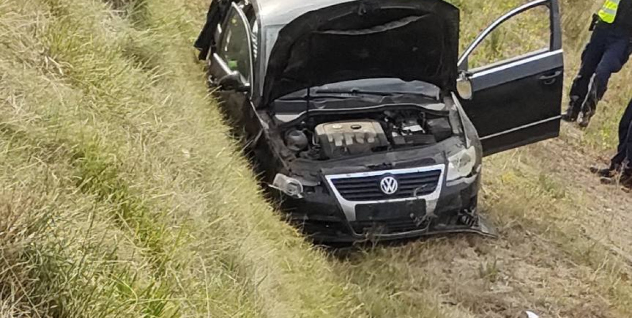 Volkswagen już po dachowaniu. Fot. OSP Bolimów
