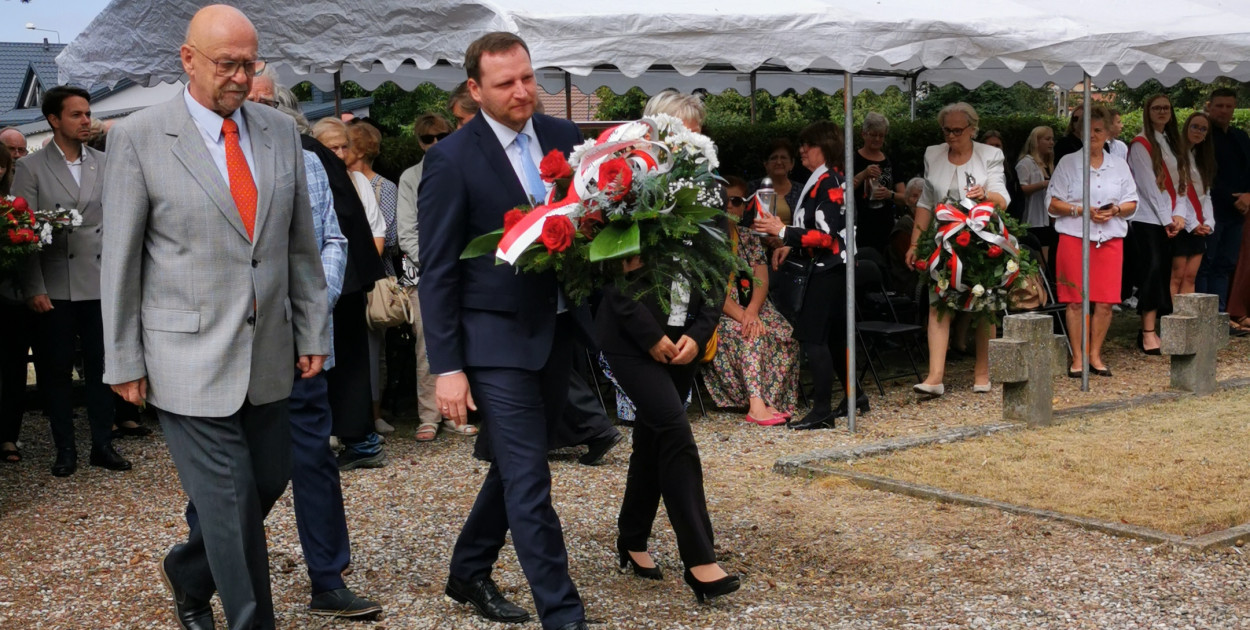Delegacja z Colditz (Niemcy) skąłda wieniec pod tablicą na cmentarzu wojennym w Łowiczu. fot. tb/NŁ