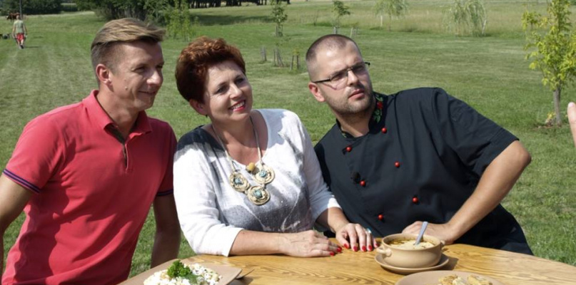 W dniu kręcenia ujęć: od lewej Karol Okrasa, Małgorzata Tybuś i jej syn, szef kuchni, Michał Tybuś. Fot: Karczma Bednarska/facebook