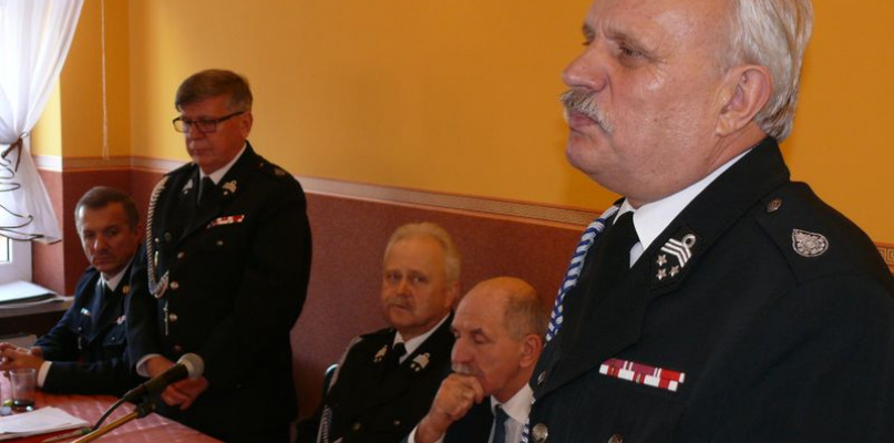 Na pierwszym planie nowy prezes zarządu powiatowego OSP Andrzej Ruciński, przy stole stoi były prezes Józef Dziemdziela. fot.tb