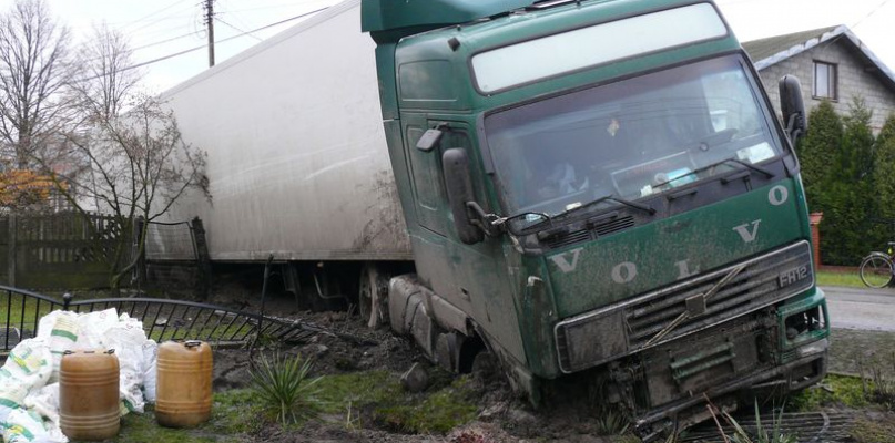 Nieborów. TIR zjechał na pobocze i po kilkudziesięciu metrach uderzył w ogrodzenie, Kierowcy nic się nie stało. fot. tb
