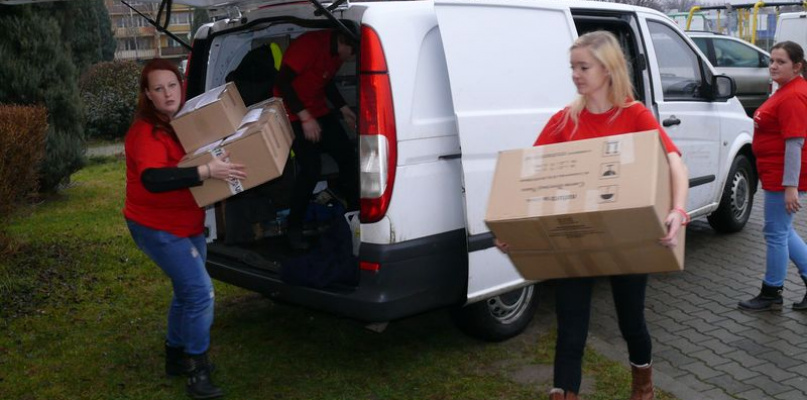 Akcja Szlachetna Paczka w Łowiczu -  rozładunek darów przywiezionych przez jedną z łowickich firm.