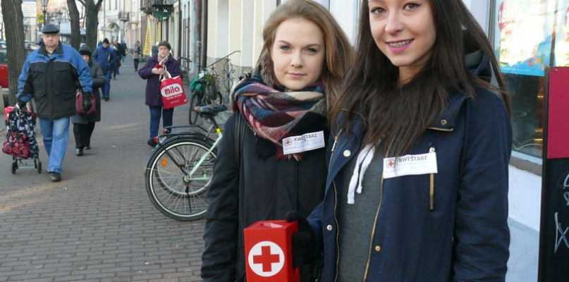 Kwesta uczniów II LO na ulicach Łowicza. Na zdjęciu: Dominika Rosiak i Aleksandra Paliwoda z kl. IIa.