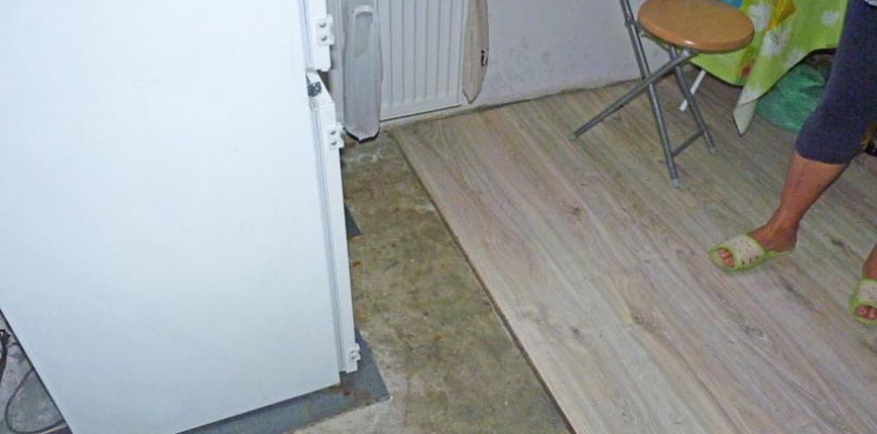 Tak wygląda podłoga w mieszkaniu pani Teresy - gdzieniegdzie, np. pod szafkami zostały jej niewielkie fragmenty, ale na większości powierzchni - jej nie ma. Fot. Agnieszka Antosiewicz 