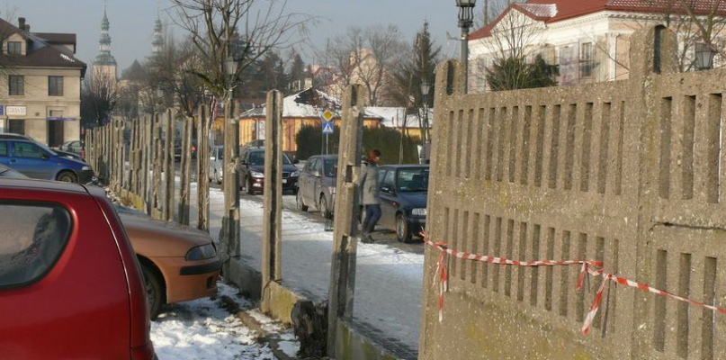Znika mur przy ul. 3 Maja w Łowiczu.