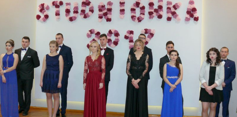 Studniówka Zespołu Szkół Rolniczych w Zduńskiej Dąbrowie. fot. tb
