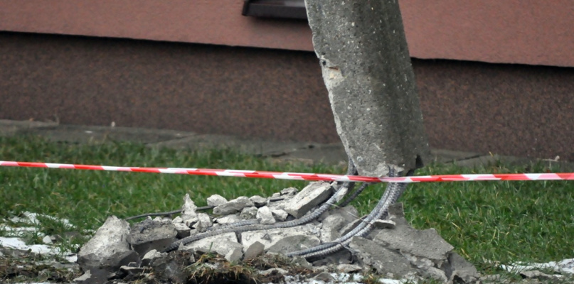 Słup uszkodzony po wypadku