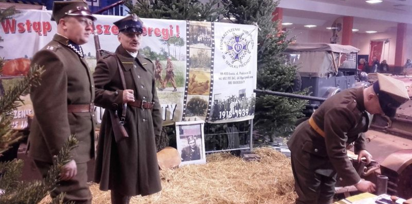 Członkowie S.H. im. 10 PP na Moto Weteran Bazar w Łodzi. 