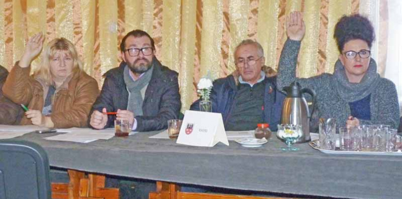 Tylko radni Daniel Szwejda i Józef Kuras (w środku) w lutym 2017 r. nie poparli uchwały o likwidacji Gimnazjum w Szczycie z końcem sierpnia 2017. Fot. Dorota Grąbczewska