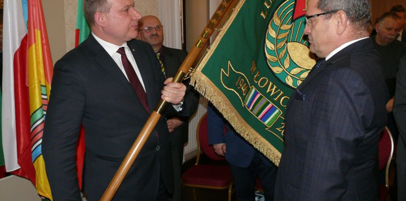 Przekazanie sztandaru Zrzeszenia Powiatowego LZS w Łowiczu. Starosta Krzysztof Figat przekazuje go przewodniczącemu Wojewódzkiego Zrzeszenia LZS w Łodzi Markowi Mazurowi.