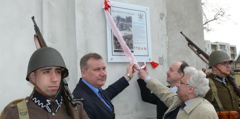 Święto S.H. im. 10 PP w Łowiczu. Moment odsłonięcia tablicy informacyjnej o pobycie w Łowiczu 20 Pułku Strzelców armii dowodzonej przez gen Józefa Hallera. 
